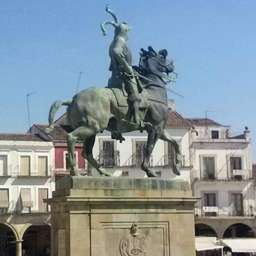 misterlemonzafterlife:  jogovisworld:Estàtua ecuestre de Francisco Pizarro en la Plaza Mayor de Trujillo, Cáceres. Españahttps://www.instagram.com/p/CSqlnnOFfyH/?utm_medium=tumblr https://MisterLemonzAfterlife.tumblr.com/archive