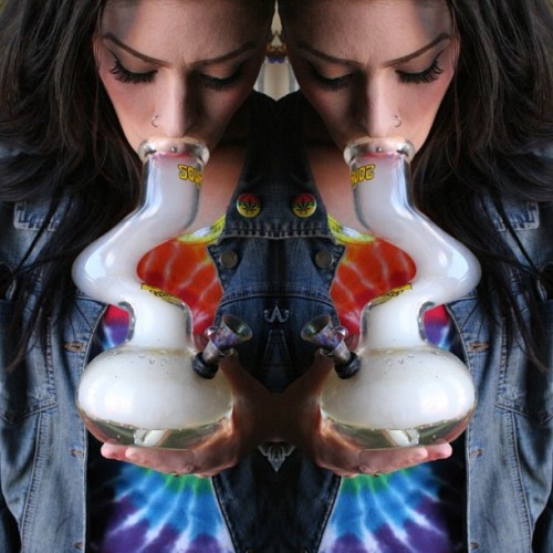 theganjagirls:  From @kushhqueeen http://bit.ly/11JKRWZ Like Us On Facebook http://on.fb.me/10KFIxE