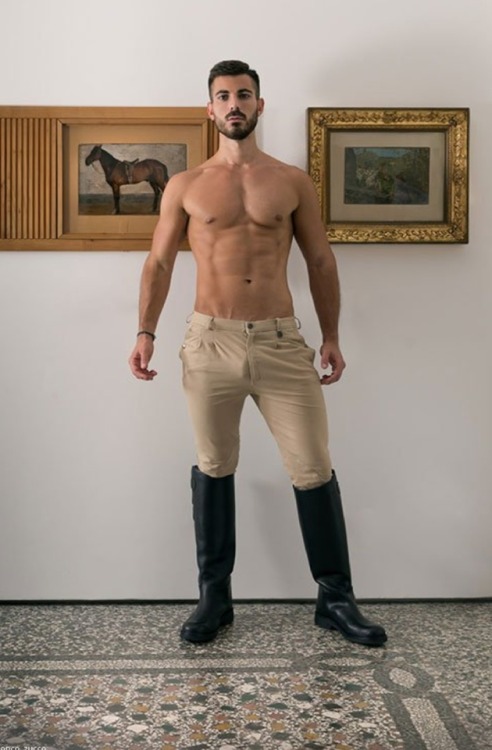 thegenerouslytoocollector:bootsbound: bluequestrian:Need and want! He is super sexy in those black b
