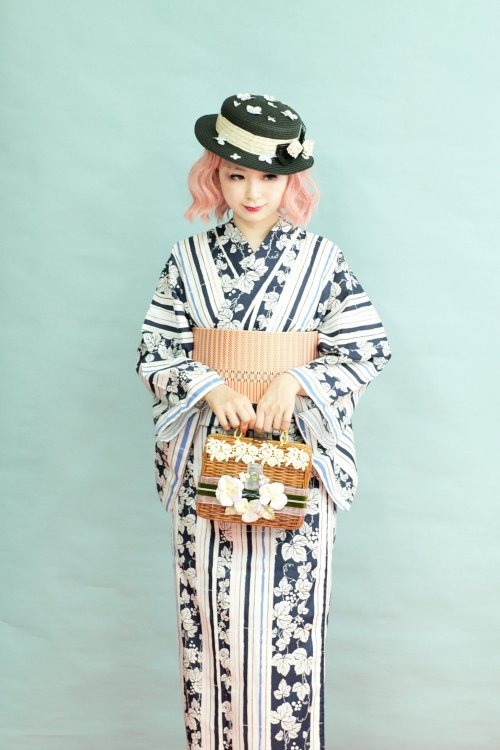 One yukata, two moods (styling by) Second picture is a great example of how yukata can be worn as ki