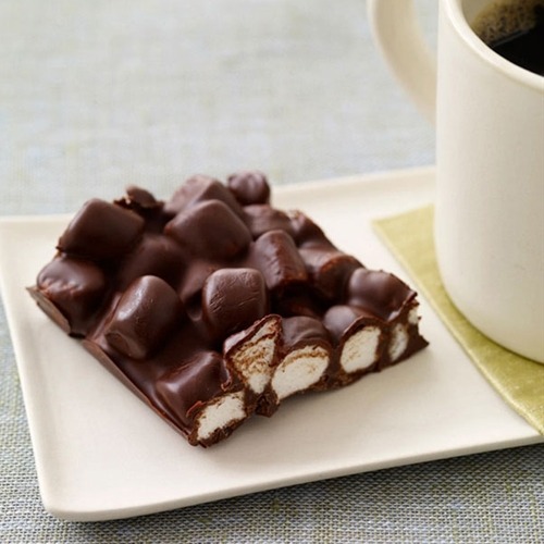 chefthisup:  Chocolate Marshmallow Bark. Get the recipe here » http://bit.ly/12QYfo8 