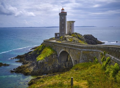 worldoflighthouses:  Petit Minou Lighthouse, Plouzané, Roadstead of Brest, Finistère, Brittany, France — Photographer: Yann Caradec. License: Creative Commons Attribution-Share Alike 2.0 Generic  
