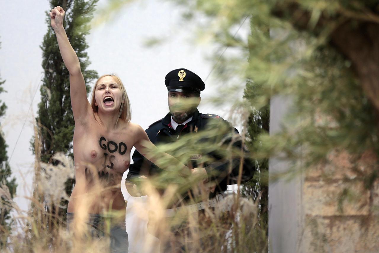 PESEBRE. Una activista del grupo Femen intentó arrebatar la estatua del Niño Jesús de la escena de la natividad situada en la Plaza de San Pedro en el Vaticano el jueves, 25 de diciembre de 2014. (Foto AP)