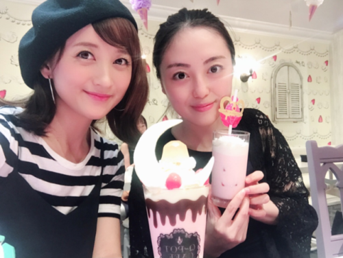 real-life-senshi:Komatsu Ayaka (pgsm!Venus) invited Sawai Miyuu (pgsm!Moon) to Q-Pot cafe’s Sa