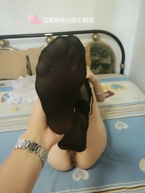 cz101600: 提枪上阵前拍摄！雪白大屁股可值得一入？黑丝脚爽爆了！汤友们满意吗？