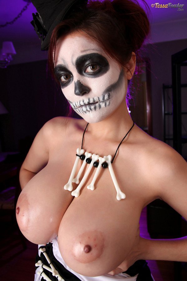 sexy-cosplay-scroll:  Tessa Fowler - Voodoo Boobs. Fuck she is amazing and why can’t