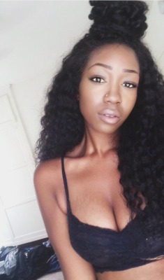 fckyeahprettyafricans:  instagram.com/honeythehippie Honey the Hippie, 20 Nigeria   Her too