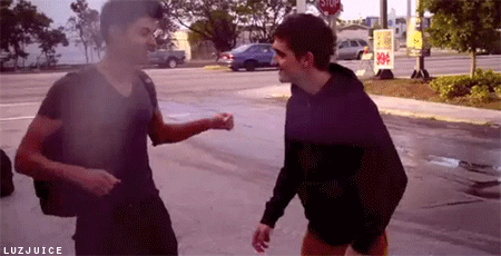 Quando você e seu amigo estão na rua e de repente passa um carro tocando uma musica que vocês gostam: