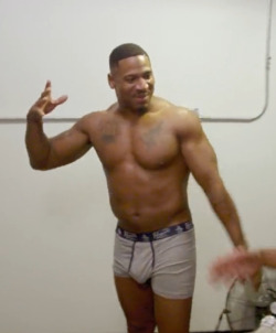 lamarworld1:(PT.2) Stevie J bulge  Yes Stevie