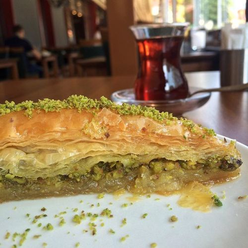 &ldquo;Havuç Dilimi Baklava ❤️Bir tanesi birçok şeye yeter ✌️Peki &quot;En iyi