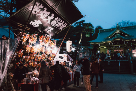 夕闇せまる酉の市 2017年、花畑大鷲神社。...