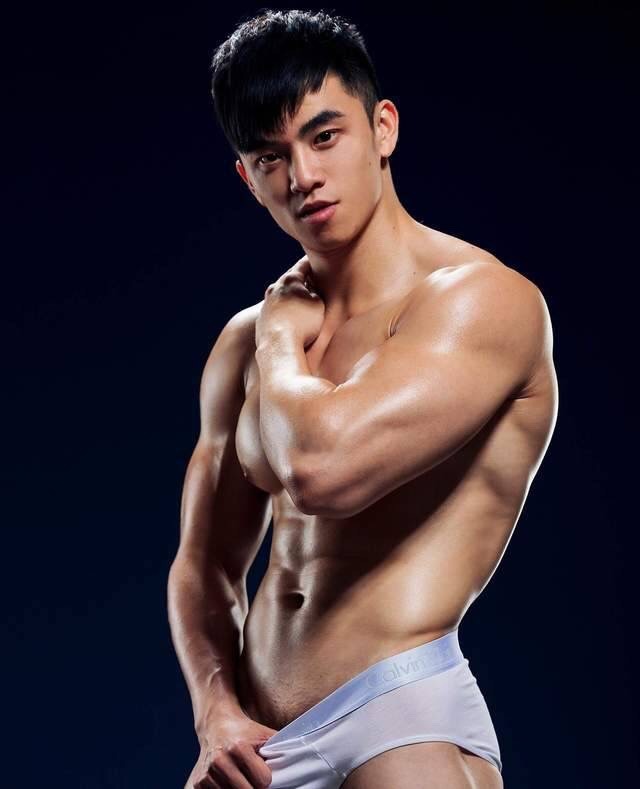 mantop106906:  台大晏人物攝影…兩年前因為跟女網友視訊聊天影片外流轟動ㄧ時的台灣直男健身教練…小葉