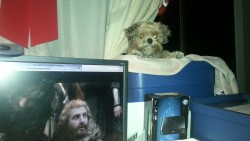 dwarfsmut:  fili has noticed the desk dog