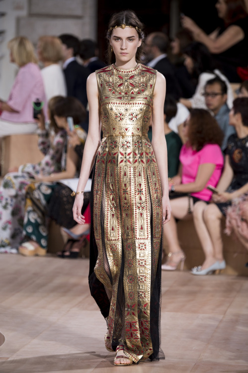 ahencyclopedia: VALENTINO’S COUTURE SHOW WAS AN ODE TO ROMEIN recent years, houte couture has 