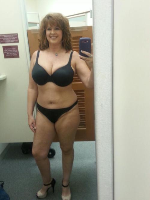 km1969: Amber Sims sending out dressing room selfies at the Kohls near Lilburn GA.