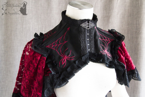 Capelet made for Halloween, with self designed embroidery ^^Here you can see a little video on how I