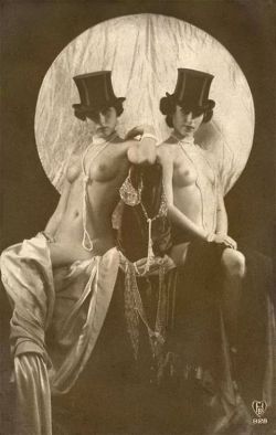 fuckyeahmodernflapper:  Weimar cabaret girls. From Weimar FB group. 