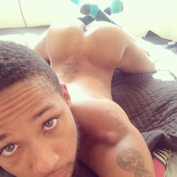 blackmalefreaks:  sexnthecloset:Snap me Lawdog.96