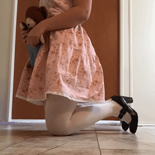 domthekeyholder: whorableslut: babybearattack: How a little girl waits for daddy to come home Love @