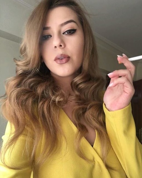 smokingfetish501: Wow those lips mmmmmmm