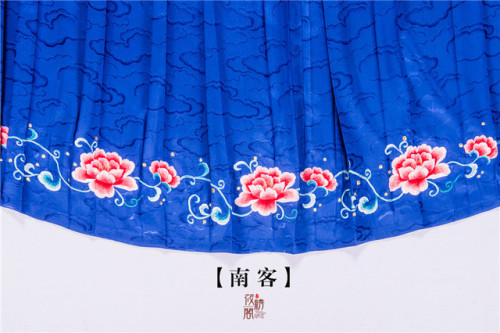 ziseviolet:fouryearsofshades: 筱绣阁Traditional Chinese Hanfu skirts.