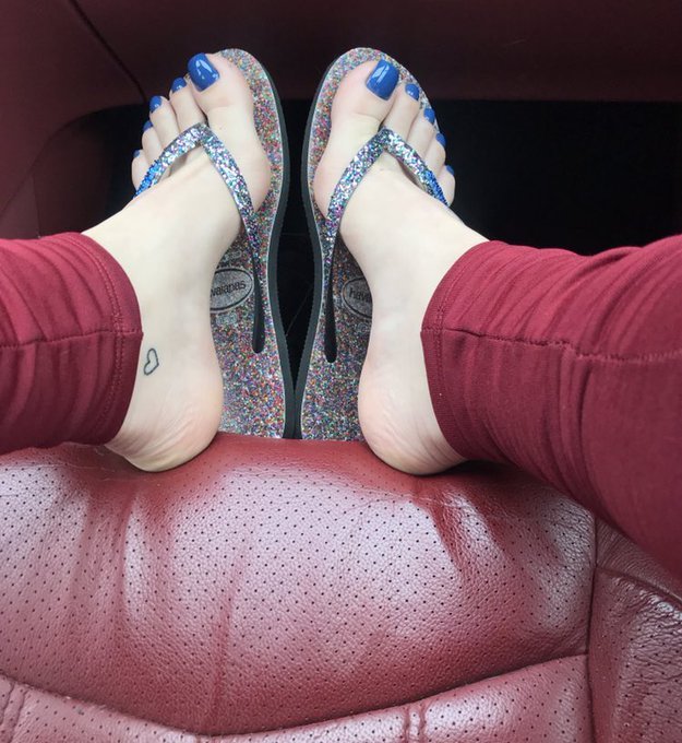 unbelievablefeet:Twitter Webfinds - Source: @FeetLoira