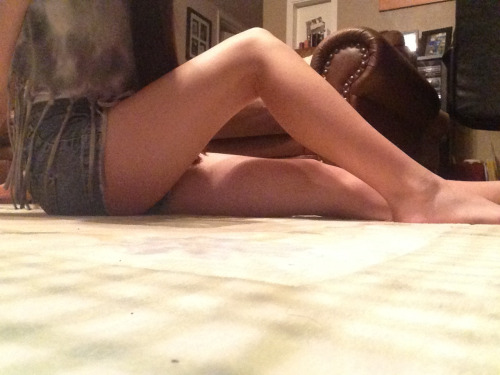 alyssa-stays-wheelin:Long legs. Don’t give me no head rush.