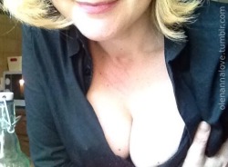 olenannalove:  My own private cleavage Sunday 😘 ~Anna