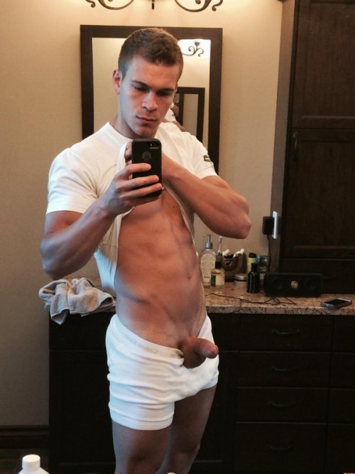 Porn hung-muscular-hunks:  With over 130,000 NSFW photos