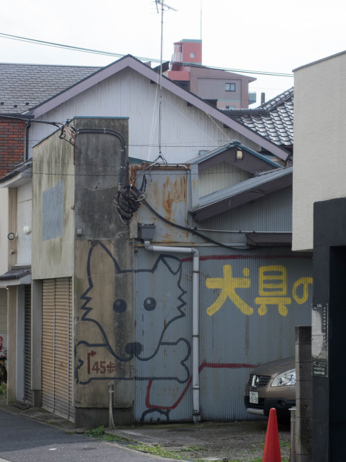 tokyo-camera-style:Reblogging because I used to see this very wall all the time when I lived in Mats