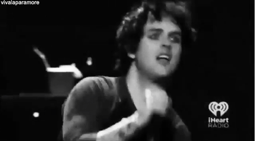 holamellamoruben: :p Most people look back at this as one of the worst things to happen to Green Day