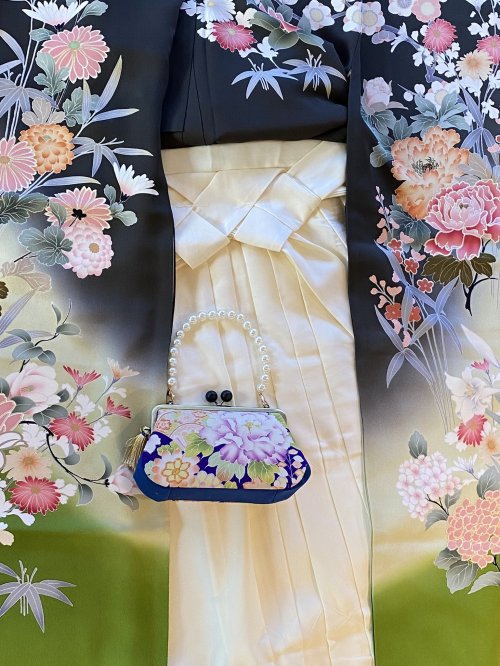 thekimonogallery: Furisode, hakama and half-collar are kimono Hazuki.   @uchinopotemayo