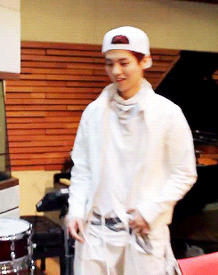 ixings:  Lay’s reaction when Luhan did his sexy dance. 