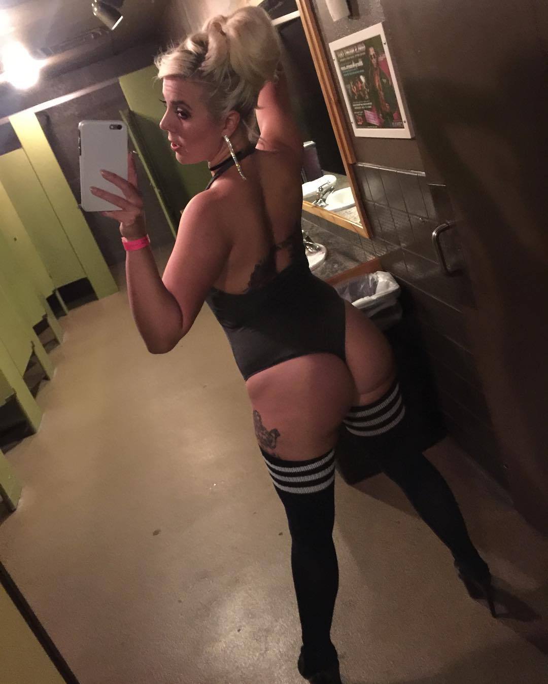 stripper-locker-room:  peepingbunny