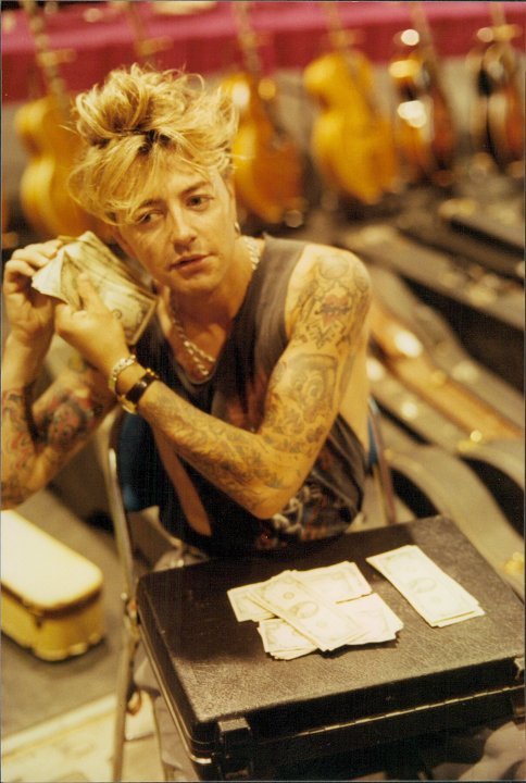 sexy-presley-in-leather:  oh-vixen:  I wouldn’t mind just ONE of those guitars