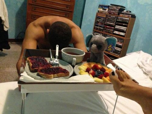 livingmyflrdream:@wbgirl15This is one of the things a good slave does!