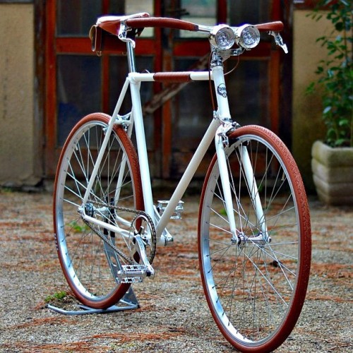 vanmooffans: Bike nueva e tu compañía es un pedido humilde. #cycleforlife #cicla #bikegirl #bisiklet
