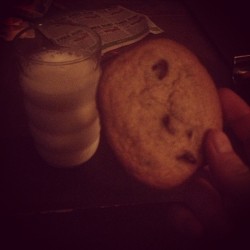 Just chillin&rsquo; eating some milk and cookies.