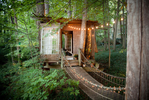 culturenlifestyle:  Beautiful Cozy Tree House Located in an Atlanta Backyard Located in his backyard, architect and environmentalist Peter Bahouth designed a dream treehouse linked by bridges in the Atlanta forest. Symbolizing “mind,” “body,”