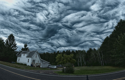 mymodernmet:  Undulatus asperatus, a rare cloud formation whose name means “roughened or agitated waves,” looks like a sea of stormy waters rolling across the sky. 