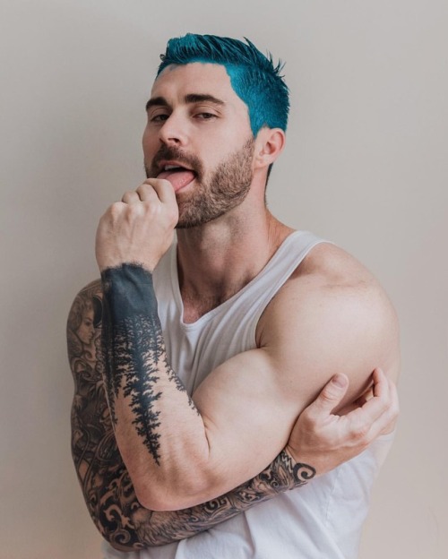 sometimesquicklysometimesslowly:  10 years sober today but still a little messy 💙 (at Los Angeles, California)