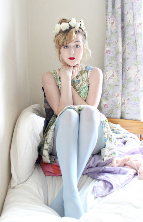 Blogger Annie of annieanniepancake styles our pastel tights with spring florals. annieanniepa