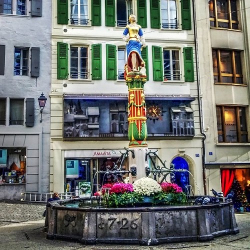 Fontain de la Justice #Lausanne #swiss #suisse #color #fountain #justice (στην τοποθεσία Place de la