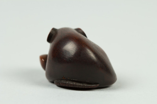heaveninawildflower: Netsuke of a Rat Grasping a Snowpea (Japan, early 19th century). Wood. Images a