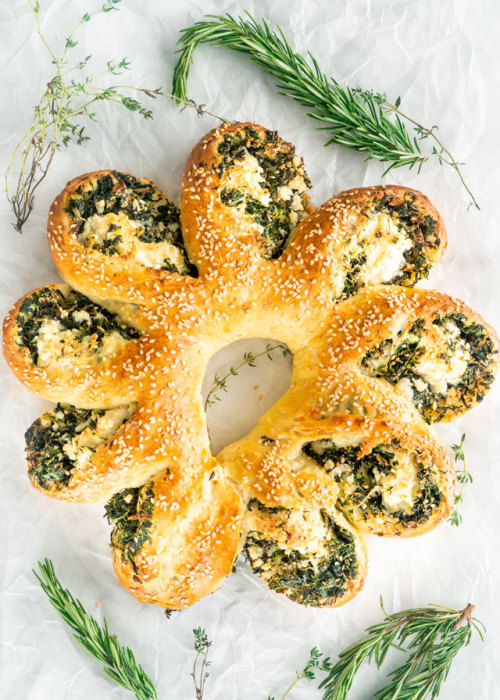 pinterestfoodie1992:SPINACH FETA WREATH