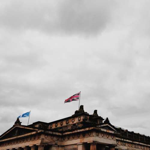 robertseanleonard:the rooftops of edinburgh