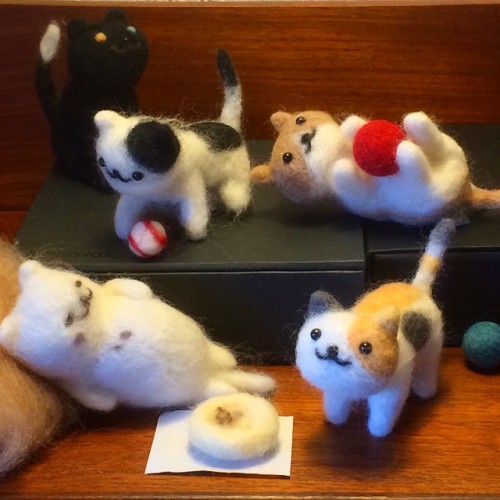 iamjadehawk:needle felted neko atsume kitties by yuyoyuyohttps://instagram.com/yuyoyuyo/