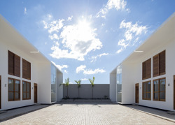 cjwho:  AV Houses, São Paulo, Brazil by Corsi Hirano Arquitetos The line of the roof extends out over the extruded glass-fronted boxes that house the staircases, creating shelters over the entrances. Half the residences have these stairs at the front