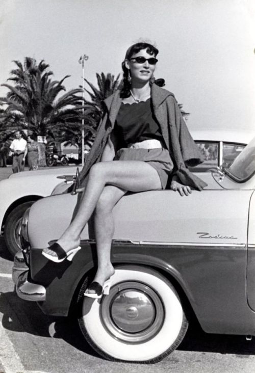 vintageeveryday: Cool pics capture ‘50s beautiful ladies in shorts posing with their cars.