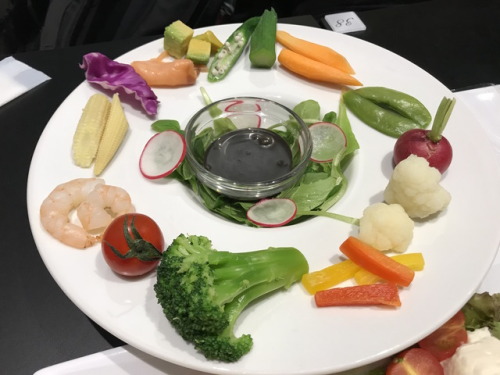 aitaikimochi: The Square Enix Cafe in Akihabara is having a limited time Kingdom Hearts cafe that will go from now until November 10th, 2017, and the decoration and food are AMAZING! All goods at the cafe are also super pretty, following the stain glass